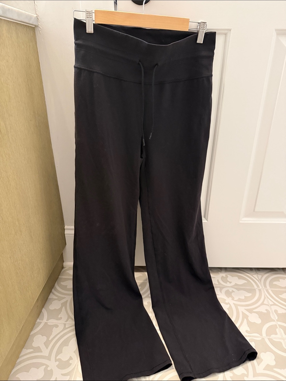 Vuori women’s high waste pants in legging type material. Worn twice